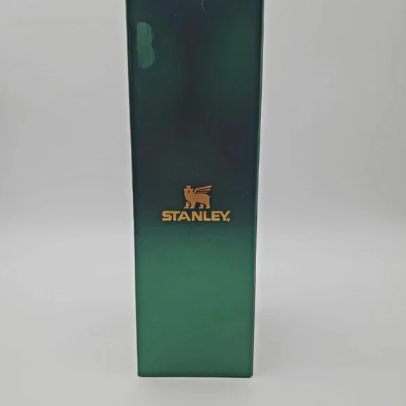 Limited Edition 2025 St Patrick’s Green Stanley 40oz Tumbler - Picture 10 of 12